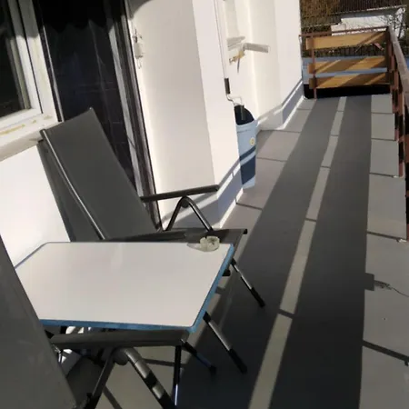 2 Avec Balcon Apartamento